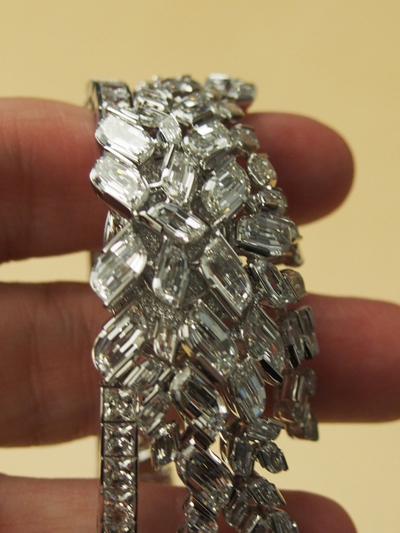 When closed, the VAcheron Constantin Lady Kalla Haute Couture a Pampilles secret watch is a piece of jewelry.